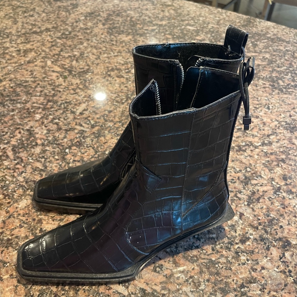 Really cute black Zara booties